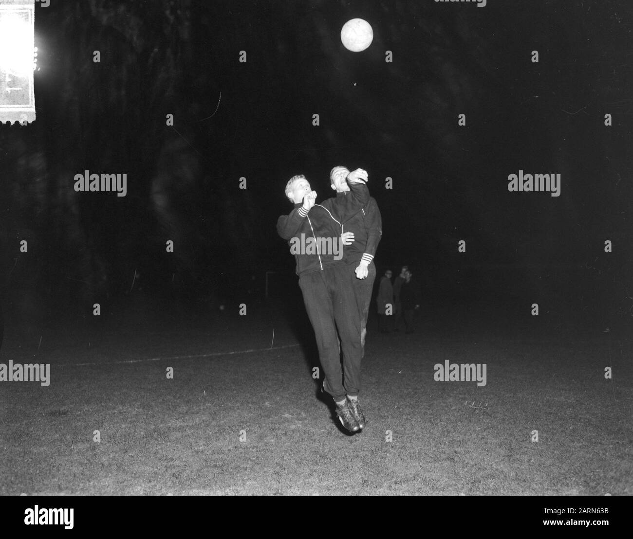 Formazione giocatori olandesi e inglesi nello Stadio Olimpico, sinistra Klaas Nuninga e destra Frits Flinkehwing in duello al pallone Data: 8 Dicembre 1964 Località: Amsterdam, Noord-Holland Parole Chiave: Sport, calcio Nome personale: Flinkehwing, Frits, Nuninga, Klaas Institution nome: Olympic Stadium Foto Stock Formazione giocatori olandesi e inglesi nello Stadio Olimpico, sinistra Klaas Nuninga e destra Frits Flinkehwing in duello al pallone Data: 8 Dicembre 1964 Località: Amsterdam, Noord-Holland Parole Chiave: Sport, calcio Nome personale: Flinkehwing, Frits, Nuninga, Klaas Institution nome: Olympic Stadium Foto Stock