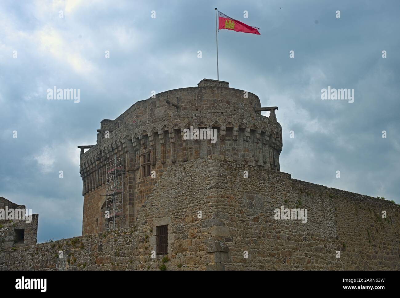 Grande torre centrale in pietra con bandiera in cima alla fortezza Dinan, Francia Foto Stock