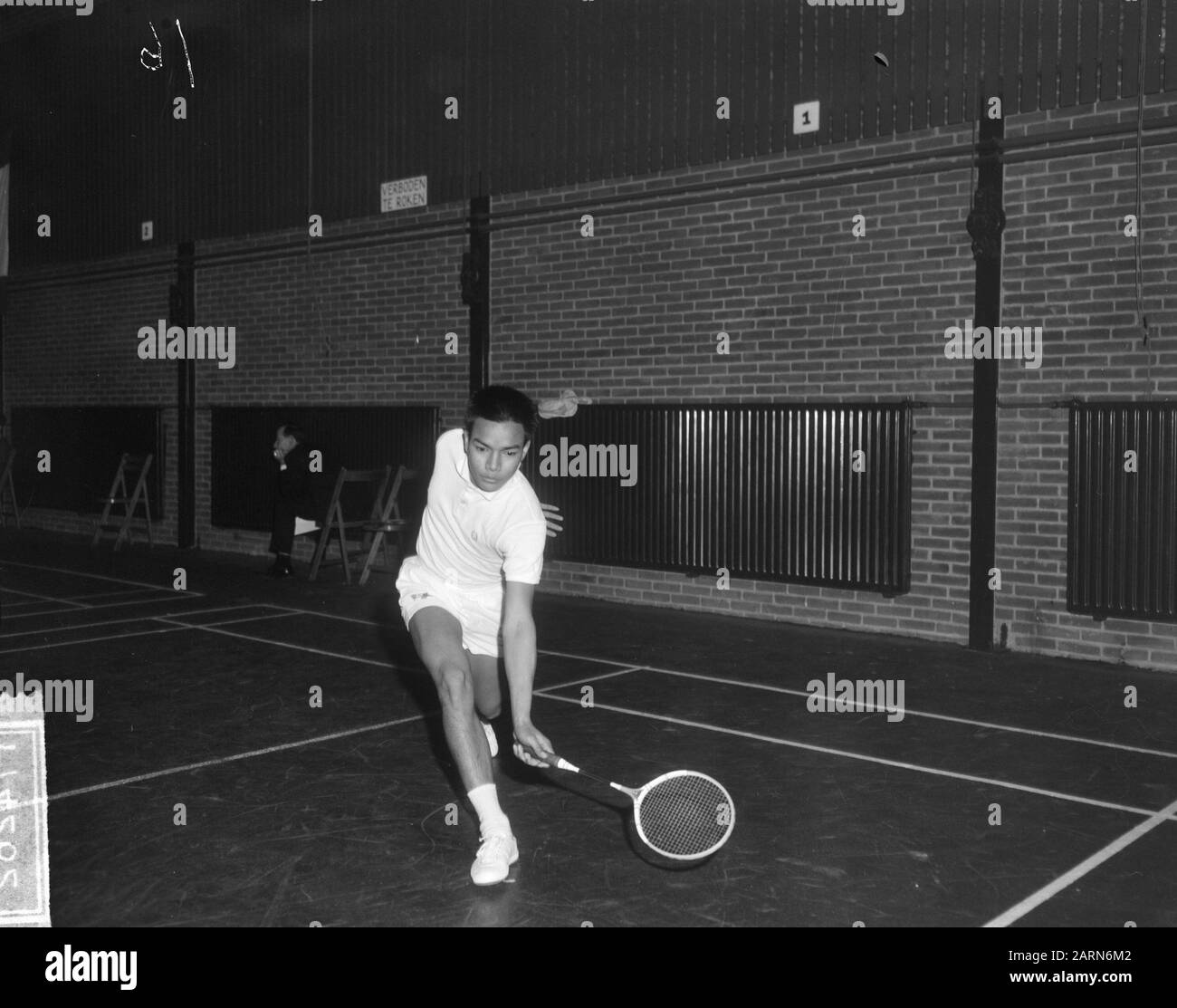 Campionati internazionali di badminton a Haarlem, Herman Leidelmeyer (Paesi Bassi) in azione Data: 13 febbraio 1965 Località: Haarlem, Paesi Bassi Parole Chiave: Badminton, Campionati : Bilsen, Joop van/Anefo Foto Stock