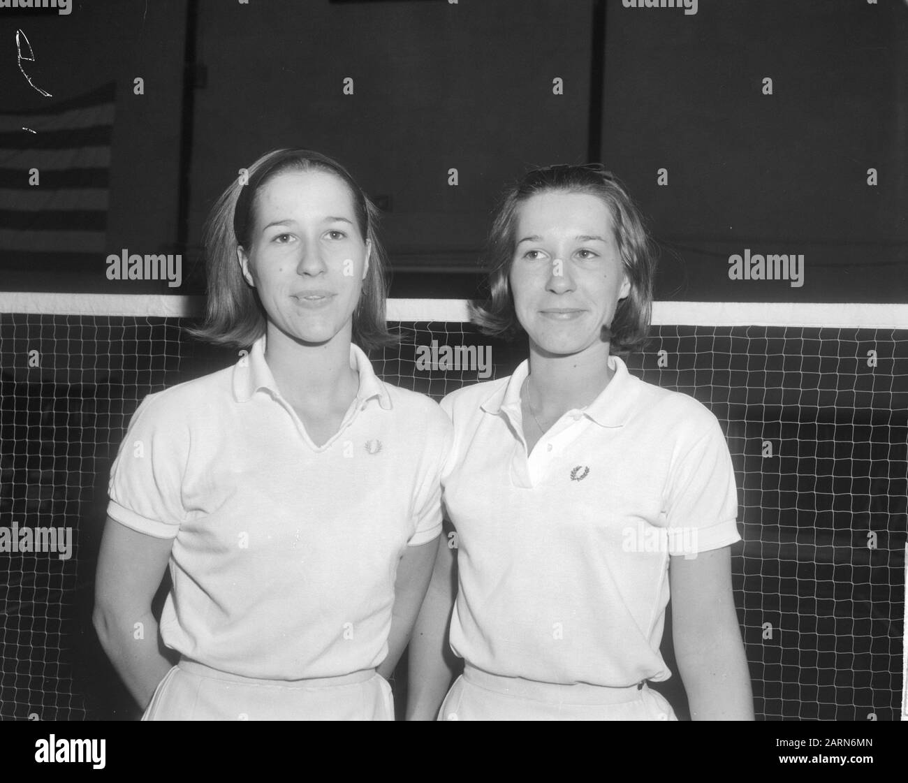 Campionati internazionali di badminton a Haarlem, le sorelle danesi Anne e Bente Flendt Data: 13 febbraio 1965 luogo: Haarlem Parole Chiave: Badminton, Campionati Nome personale: Anne Foto Stock