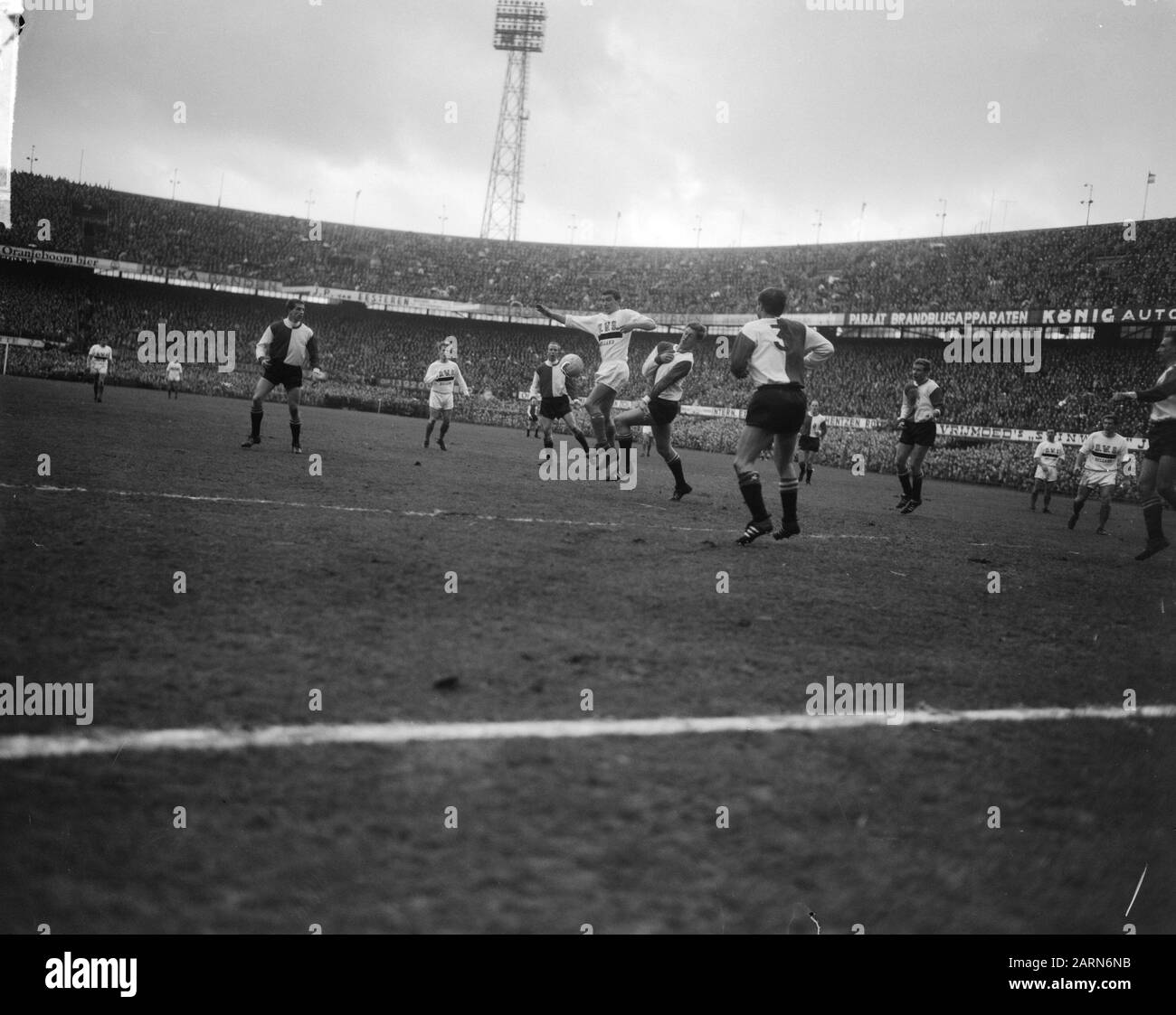 Feyenoord contro DWS 3-1, DWS in the Attack Temming Data: 14 febbraio 1965 Parole Chiave: Sport, calcio Nome dell'istituzione: Feyenoord Foto Stock