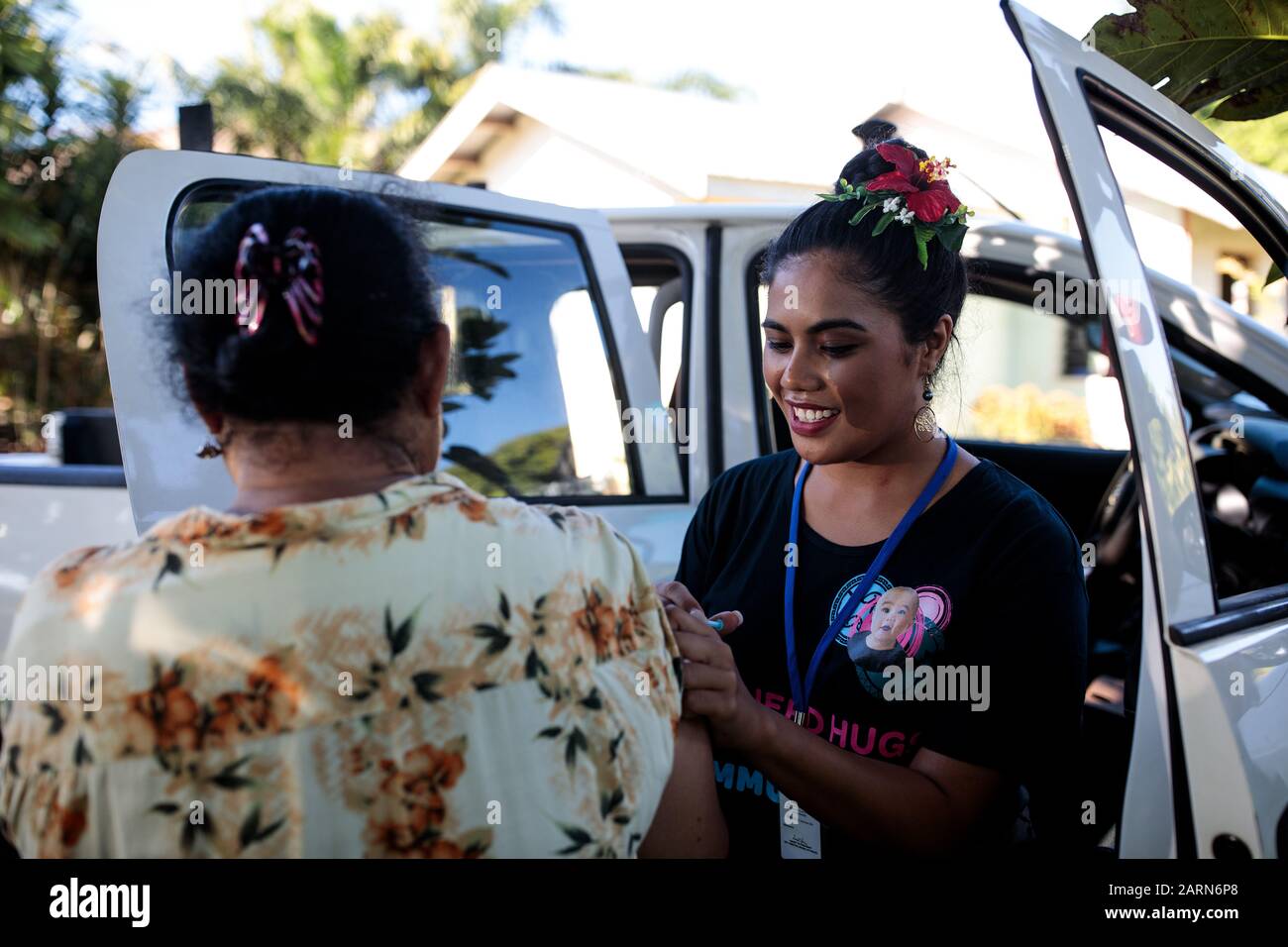 VAITELE, SAMOA: Infermiera registrata e Miss Samoa e Miss Pacific Islands 2019 Fonoifafo McFarland-Seumanu, 24 anni, amministra un vaccino contro il morbillo e la rosolia ai residenti locali durante un viaggio di blocco e vaccinazione su tutta l'isola il 5 dicembre 2019 a Vaitele, Samoa. La piccola isola del Pacifico ha chiuso le scuole e imposto un coprifuoco per i bambini, dal momento che il tributo di morte per un focolaio di morbillo raggiunge più di 60 anni. (Foto - Jack Taylor) Foto Stock