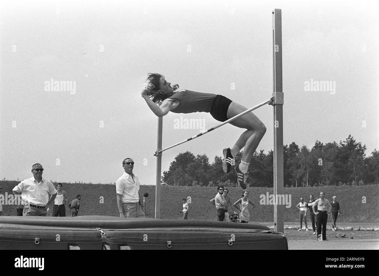 Pathlon per Signore a Papendal, Arnhem, nr. 28, 29 M. van Beek in azione Data: 10 luglio 1971 Località: Arnhem Parole Chiave: Atletica Nome personale: Beek, M. van Nome istituzionale: Papendal : Peters, Hans/Anefo Foto Stock