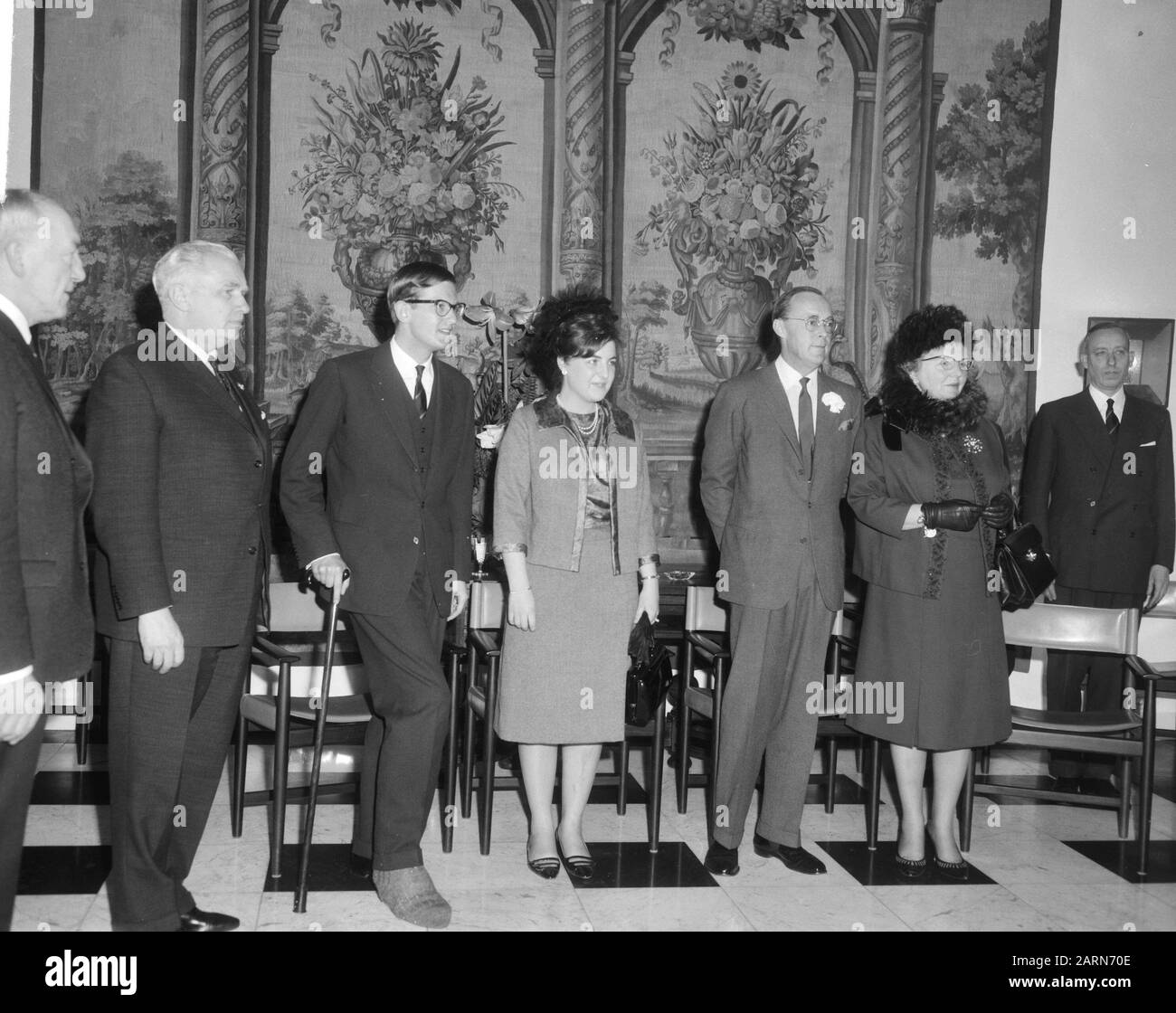 Fidanzata a l'Aia, Regina, Principe e fidanzata coppia ascoltano le congratulazioni di entrambi i presidenti di Camera Data: 11 marzo 1965 Località: L'Aia, Zuid-Holland Parole Chiave: Visite, presidenti di Camera, principesse, fidanzata Foto Stock