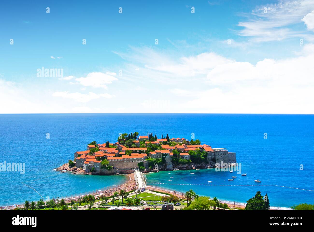 Bella vista Budva Riviera, Budva, Montenegro in una giornata di sole Foto Stock