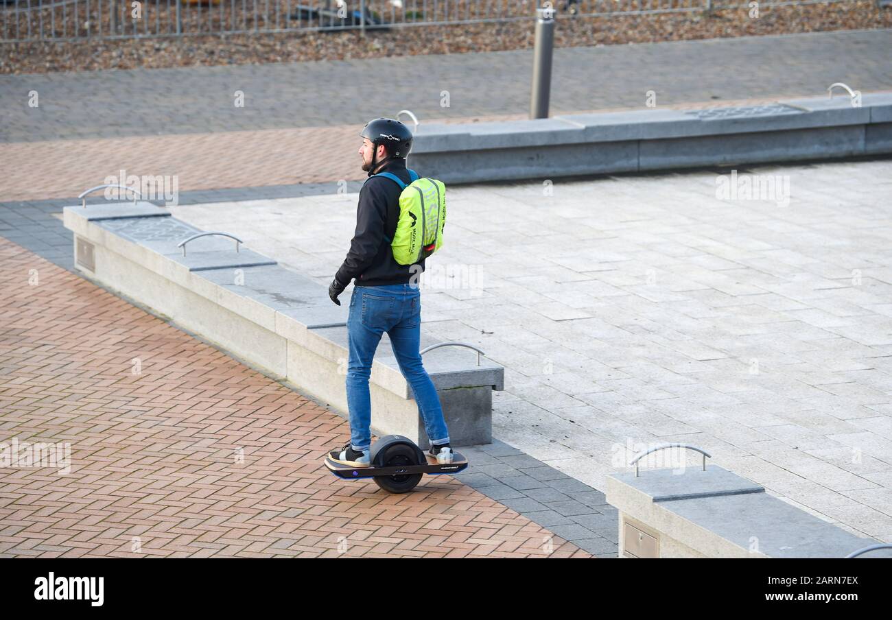 Skateboard elettrico a una ruota immagini e fotografie stock ad alta  risoluzione - Alamy