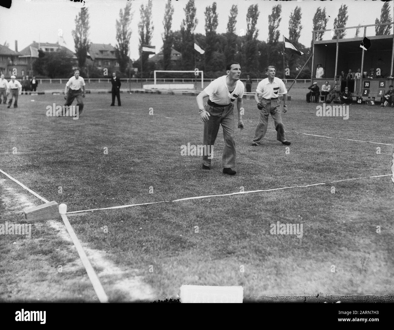 Kaatsen Nederland - Belgio A Sneek Data: 14 Giugno 1950 Luogo: Friesland, Sneek Parole Chiave: Kaatsen Foto Stock