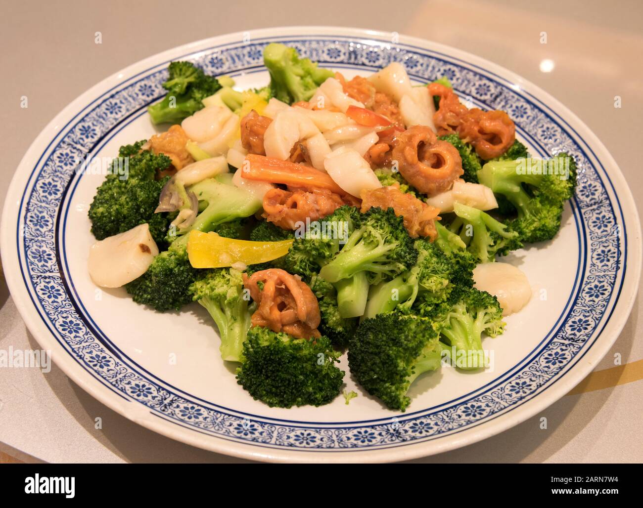 Ristorante cinese, capesante e piatto di verdure, Hong Kong, Cina. Foto Stock