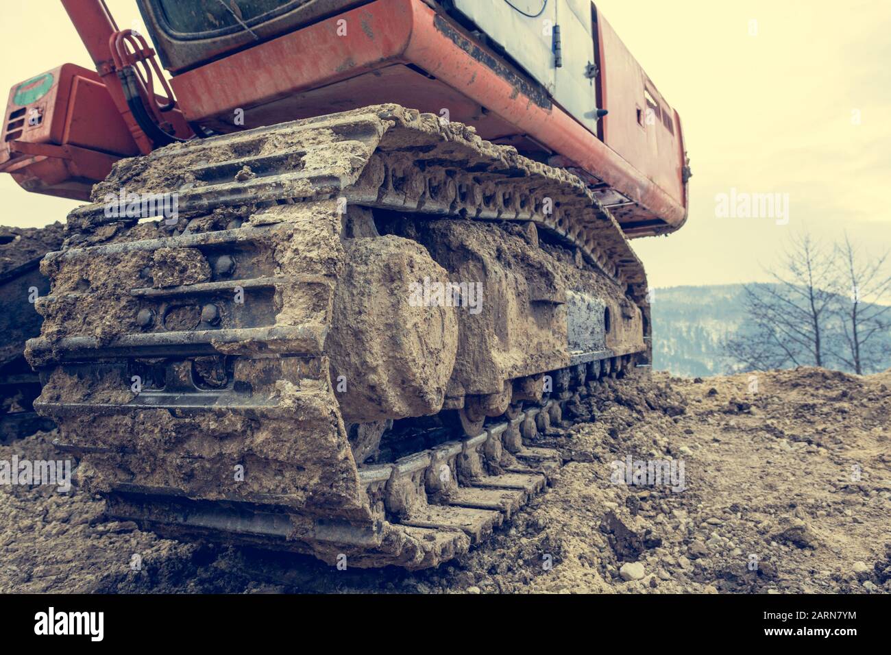 Cingoli di una macchina escavatore in un cantiere Foto stock - Alamy