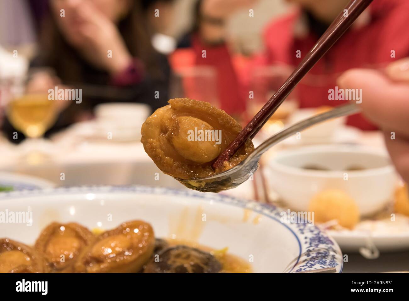 Il ristorante cinese, Abalone piatto, Hong Kong, Cina. Foto Stock