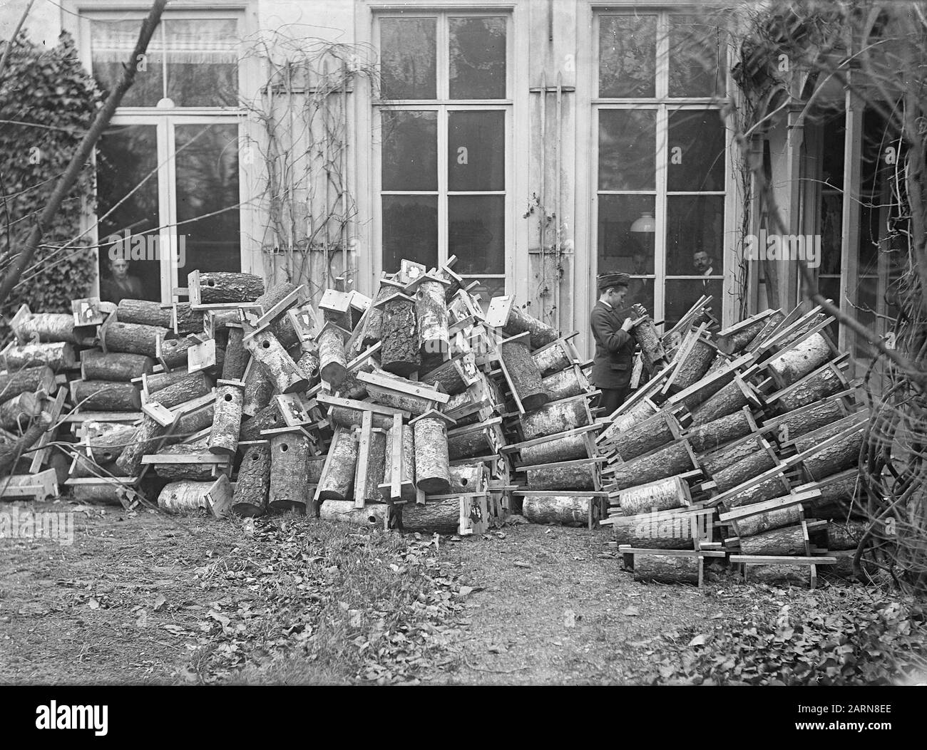 Pile di birdhouses fatte di tronchi Annotazione: DJK Data: Undicated luogo: Arnhem Foto Stock