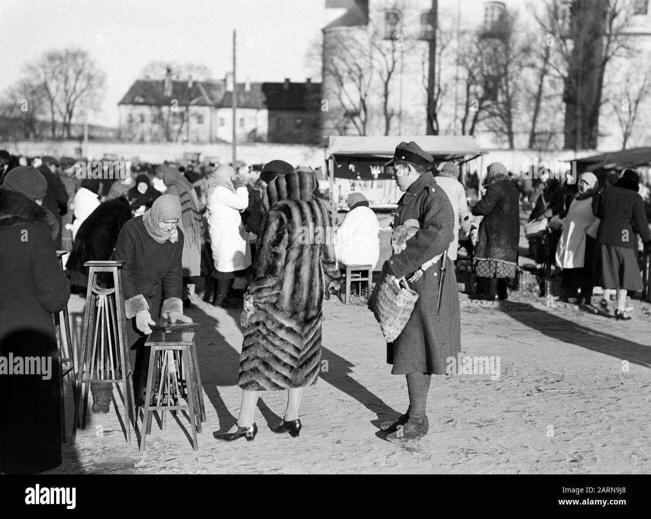 Viaggio In Lituania Vilnius. Mercato sul Lukiskiu aikste vicino alla chiesa di San Filippo e San Giacobbe. Una venditore di piccoli mobili che negoziano con un cliente in un cappotto in pelliccia Data: 1934 posizione: Lituania, Vilnius Parole Chiave: Commercio, mercanti di mercato, piazze di mercato, immagini di strada Foto Stock