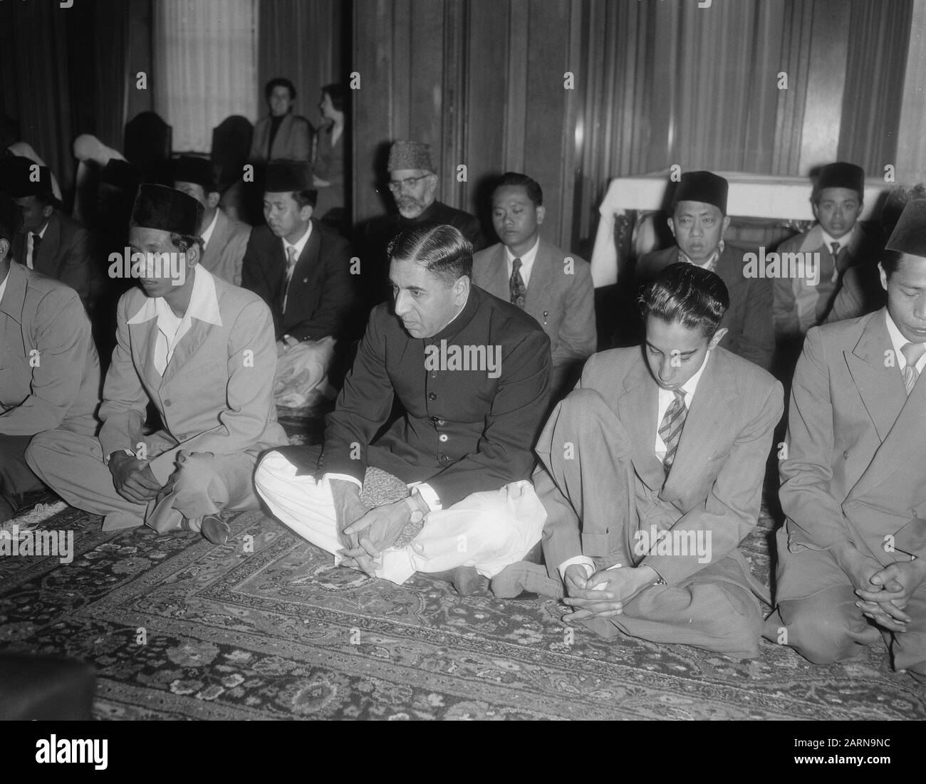 Wassenaar Mohammedaans Idul Adha Moslem, Ambasciata Di Meftah Iran Izzet Sior Egyptian Legation Data: 10 Agosto 1954 Luogo: Iran, Wassenaar Parole Chiave: Ambasciatori Nome Personale: Meftah Foto Stock