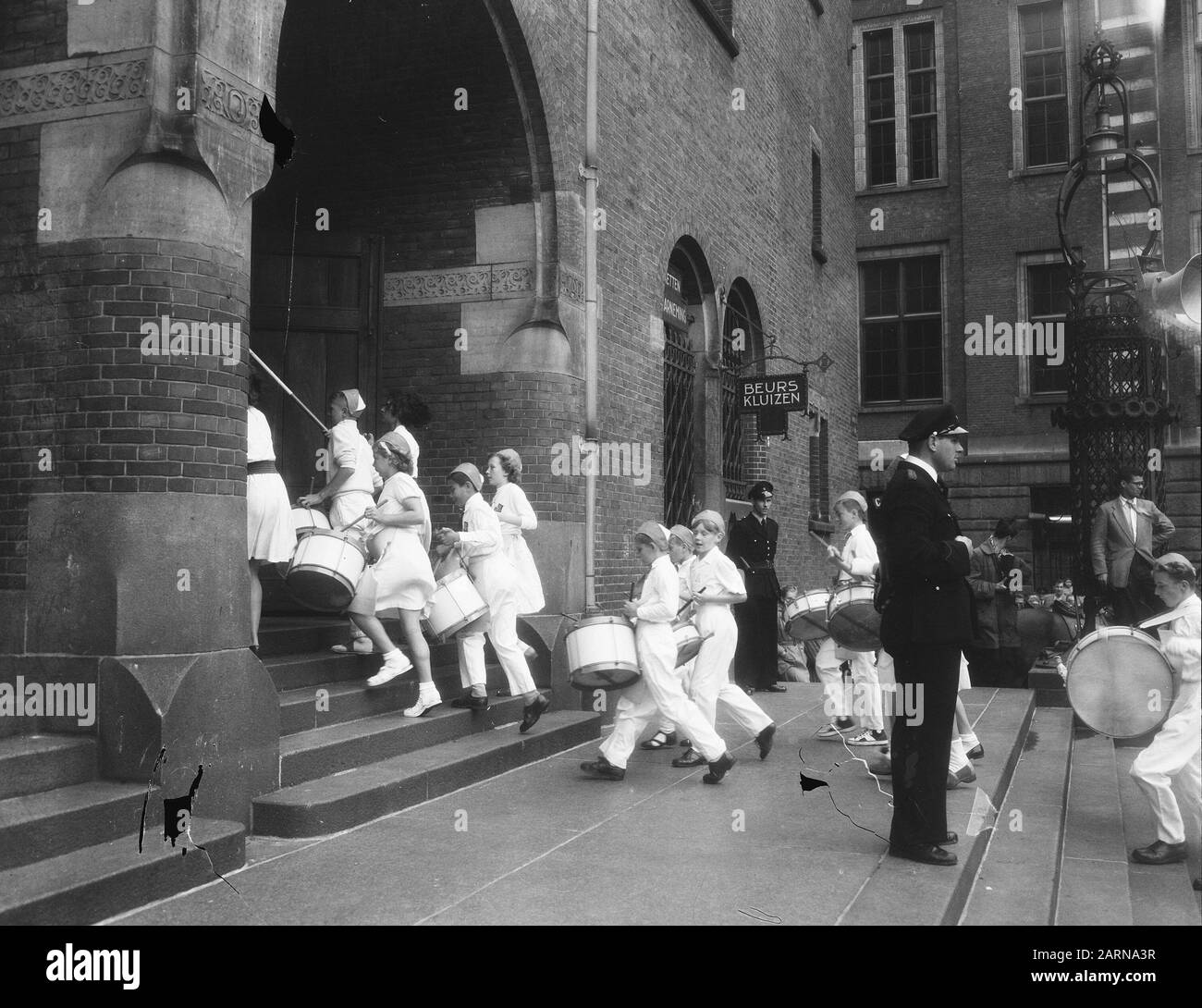 Drumelen alla Borsa di Amsterdam Data: 11 settembre 1954 luogo: Amsterdam, Noord-Holland Parole Chiave: Drumelen Nome Persona: BOSCH Foto Stock