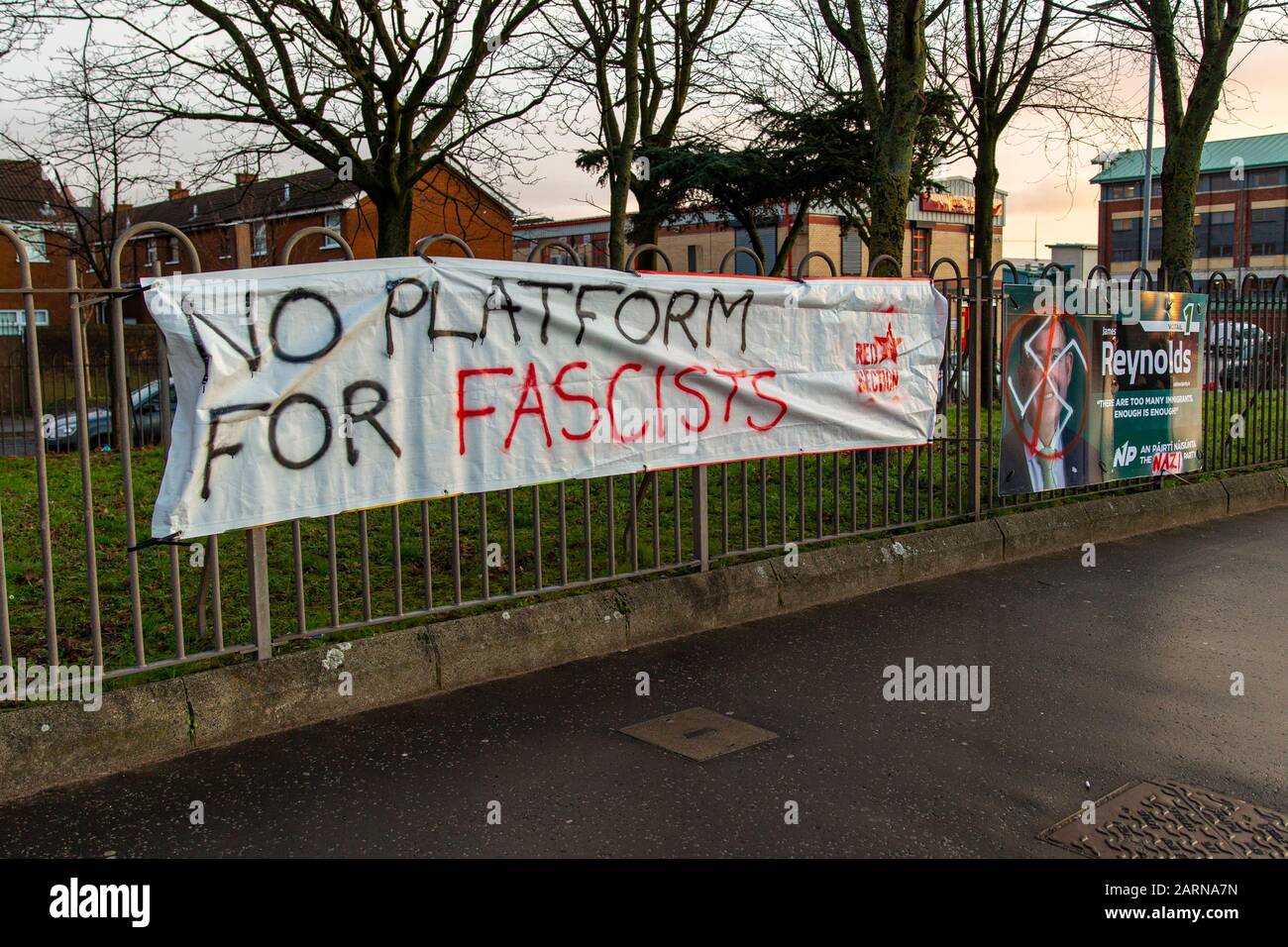 Belfast, Regno Unito. 29th Gen 2020. Divis Street Belfast, 29/01/2020 Elezioni irlandesi: Il Poster del Partito Nazionale Ha Affrontato gli emblemi nazisti di James Reynolds, agricoltore irlandese, nazionalista e politico di estrema destra, che dal 2016 è stato vice presidente del Partito Nazionale. Credito: Bonzo/Alamy Live News Foto Stock