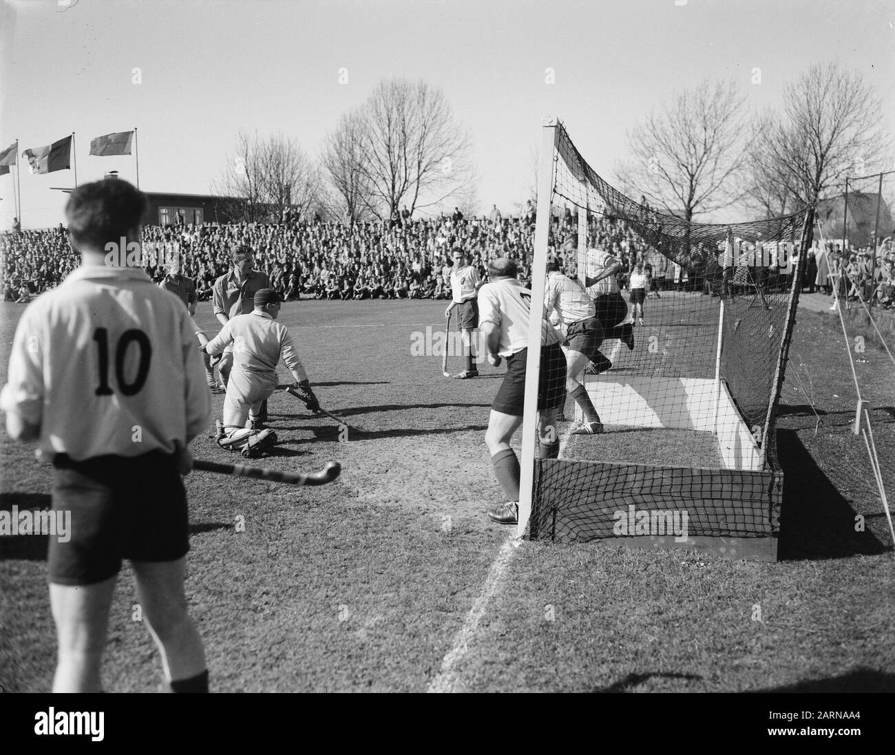 Hockey Olanda Vs Belgio 2-0, Secondo Obiettivo Data: 17 Aprile 1955 Parole Chiave: Gol, Hockey Foto Stock