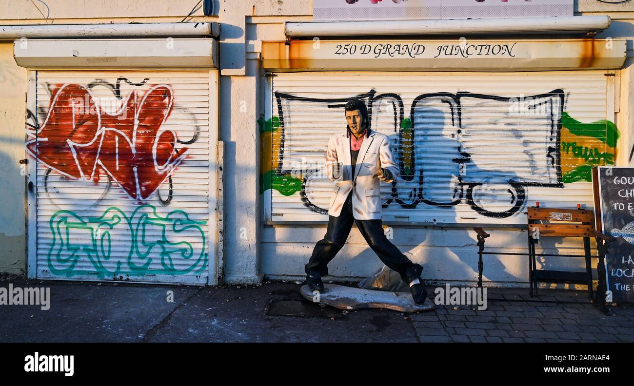 Statua ornamentale di Elvis Presley all'esterno di un caffè sul lungomare di Brighton chiuso per il giorno a Brighton, gennaio 2020 Foto Stock