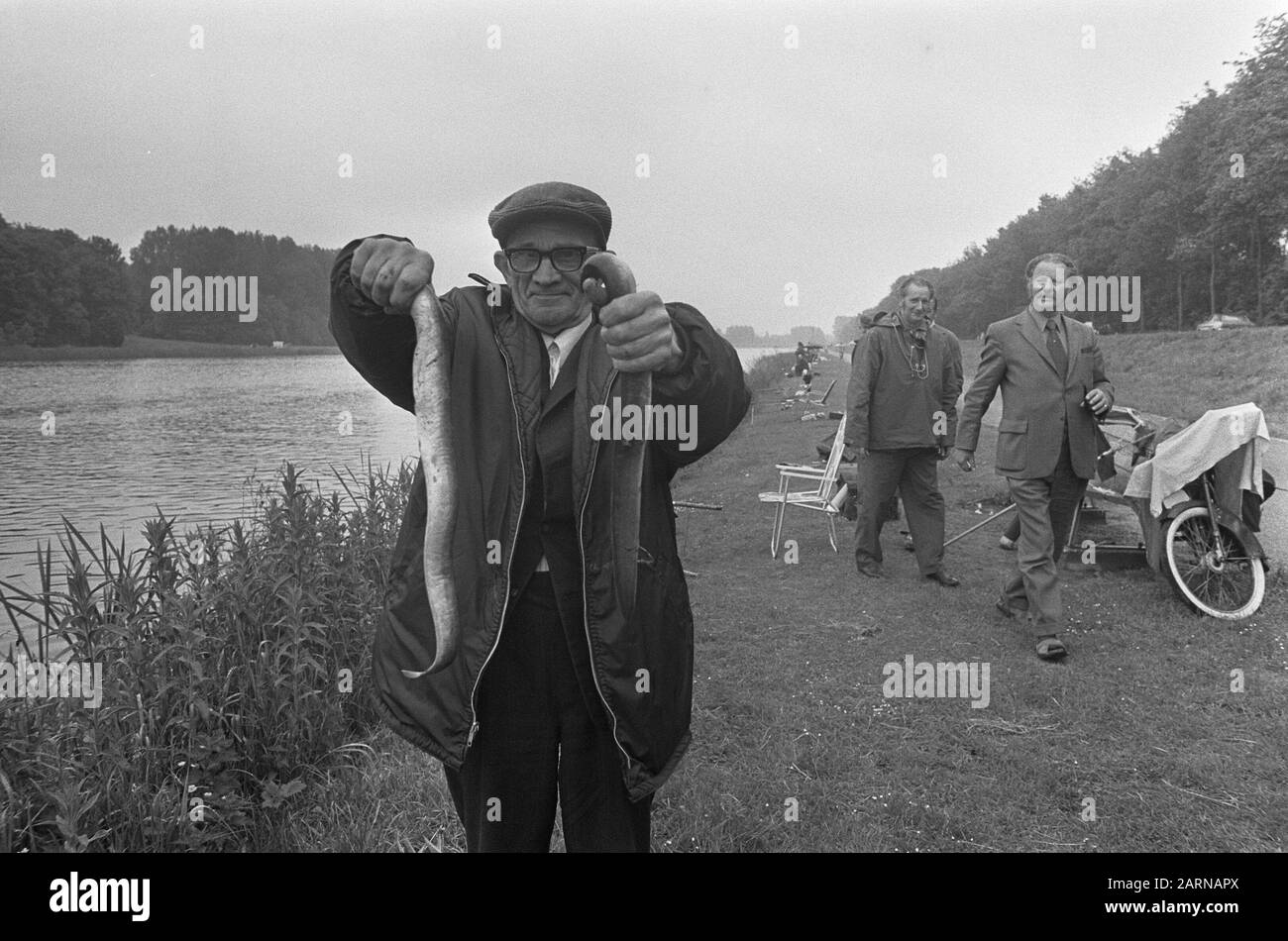 Stagione di pesca di nuovo aperto, pescatore con anguilla Data: 31 maggio 1973 Parole Chiave: Pesce Foto Stock