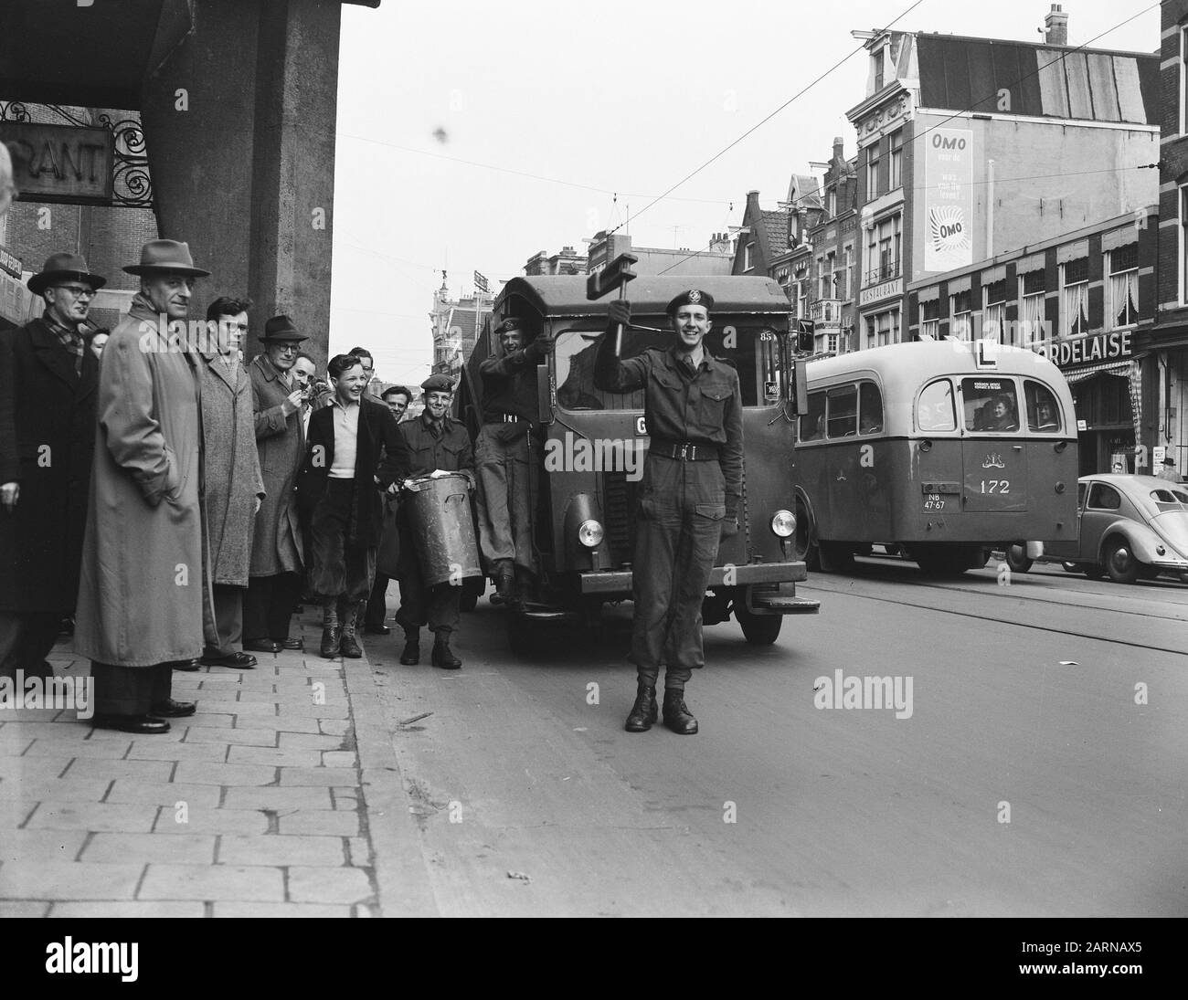 Strike City Cleaning Amsterdam, i soldati fare il servizio Annotazione: Soldato con un sonaglio. Location: Vijzelstraat Amsterdam Date: 4 april 1955 Location: Amsterdam, Noord-Holland Keywords: Servizio, Soldati, Scioperi, pulizia della città Foto Stock