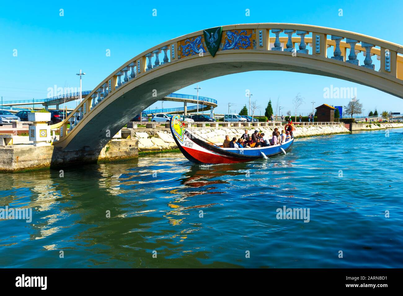 Moliceiro navigazione a Sao Roque Canal e Carcavelos bridge, Aveiro, Venezia del Portogallo, Beira litorale, Portogallo Foto Stock