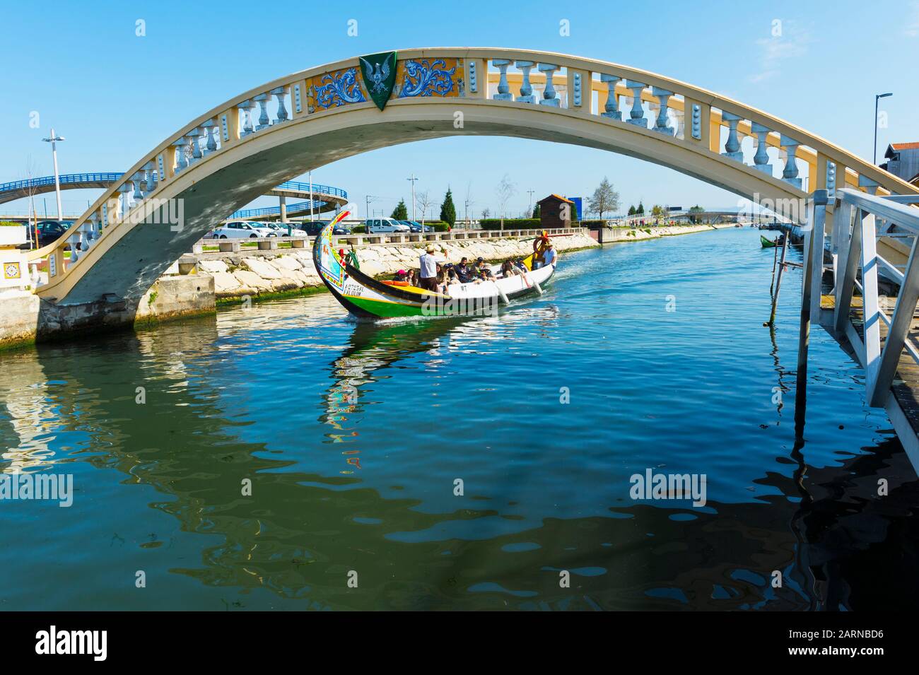 Moliceiro navigazione a Sao Roque Canal e Carcavelos bridge, Aveiro, Venezia del Portogallo, Beira litorale, Portogallo Foto Stock