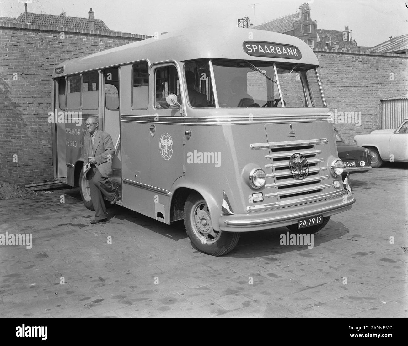 Banca di risparmio per la città di Amsterdam, unità con ramo mobile Data: 24 agosto 1955 posizione: Amsterdam, Noord-Holland Parole Chiave: Saving BANKES, autobus Foto Stock
