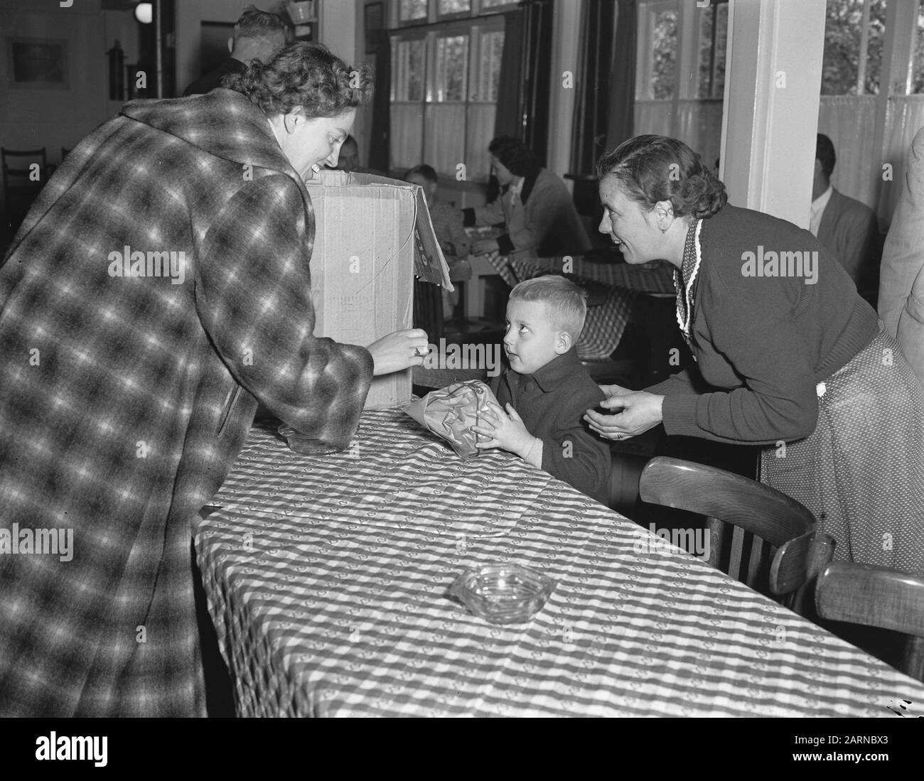 Arrivo degli sfollati in America Il primo gruppo di rifugiati è arrivato oggi nel campo di accoglienza degli sfollati. Nel campo America in de Peel venne una sezione Hungarians e Grechi Annotation: Ex DWU campo Horst-America. Qui i rifugiati sono stati ricevuti da Ungheria, Jugoslavia, Polonia e Russia (inizialmente ricevuti in Austria e poi ammessi nei Paesi Bassi) Data: 19 ottobre 1955 luogo: America Parole Chiave: Rifugiati, campi profughi Foto Stock
