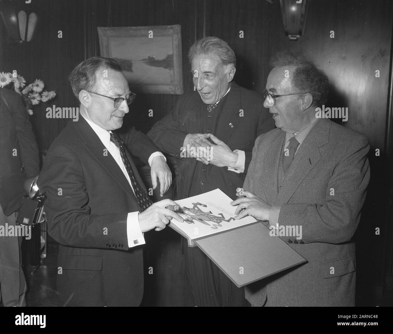 Pittore Gerard van Vliet 75 anni di accoglienza presso il Centro Culturale Internazionale di Amsterdam. Il violinista Herman Leydensdorff, Gerard van Vliet e il pittore Cor de Wolff con un libro commemorativo. Data: 10 dicembre 1955 luogo: Amsterdam Parole Chiave: Artisti visivi, ricevimenti, compleanni Nome personale: Leydensdorff, Herman, Vliet, Gerard van, Wolf, Cornelis de Foto Stock