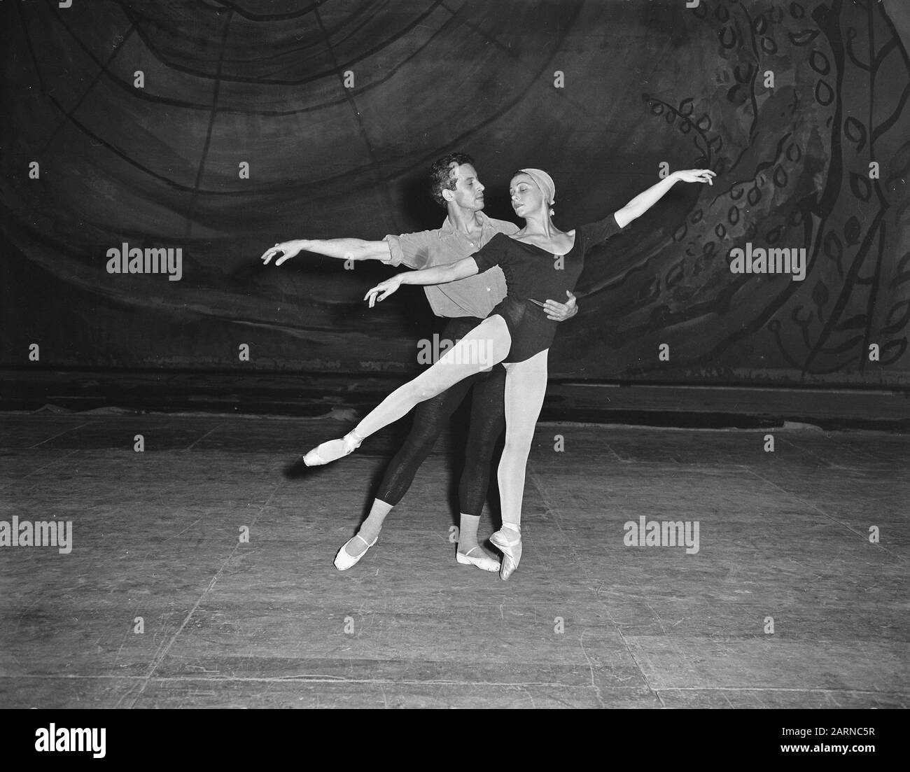Yvette Chaurice (ballerino francese) e Jouly Algeraf prova per balletto Opera olandese Data: 2 dicembre 1955 Parole Chiave: Balletto, ballerini, prova Nome personale: Jouly Algeraf, Opera Olandese, De, Yvette Chaur Foto Stock