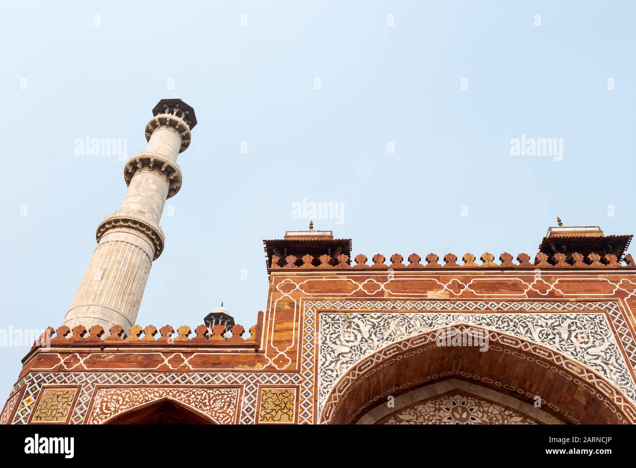 Porta d'ingresso della tomba di Akbar il Grande ad Agra il giorno coperto Foto Stock