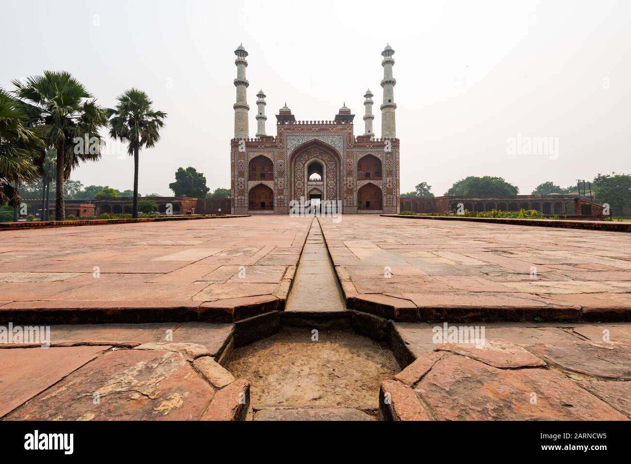 Porta d'ingresso della tomba di Akbar il Grande ad Agra il giorno coperto Foto Stock