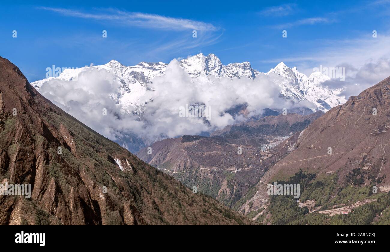 Panorama dell'ampia valle di Solukhumbu con un sentiero che conduce alla vetta dell'Everest sulle montagne dell'Himalaya Foto Stock