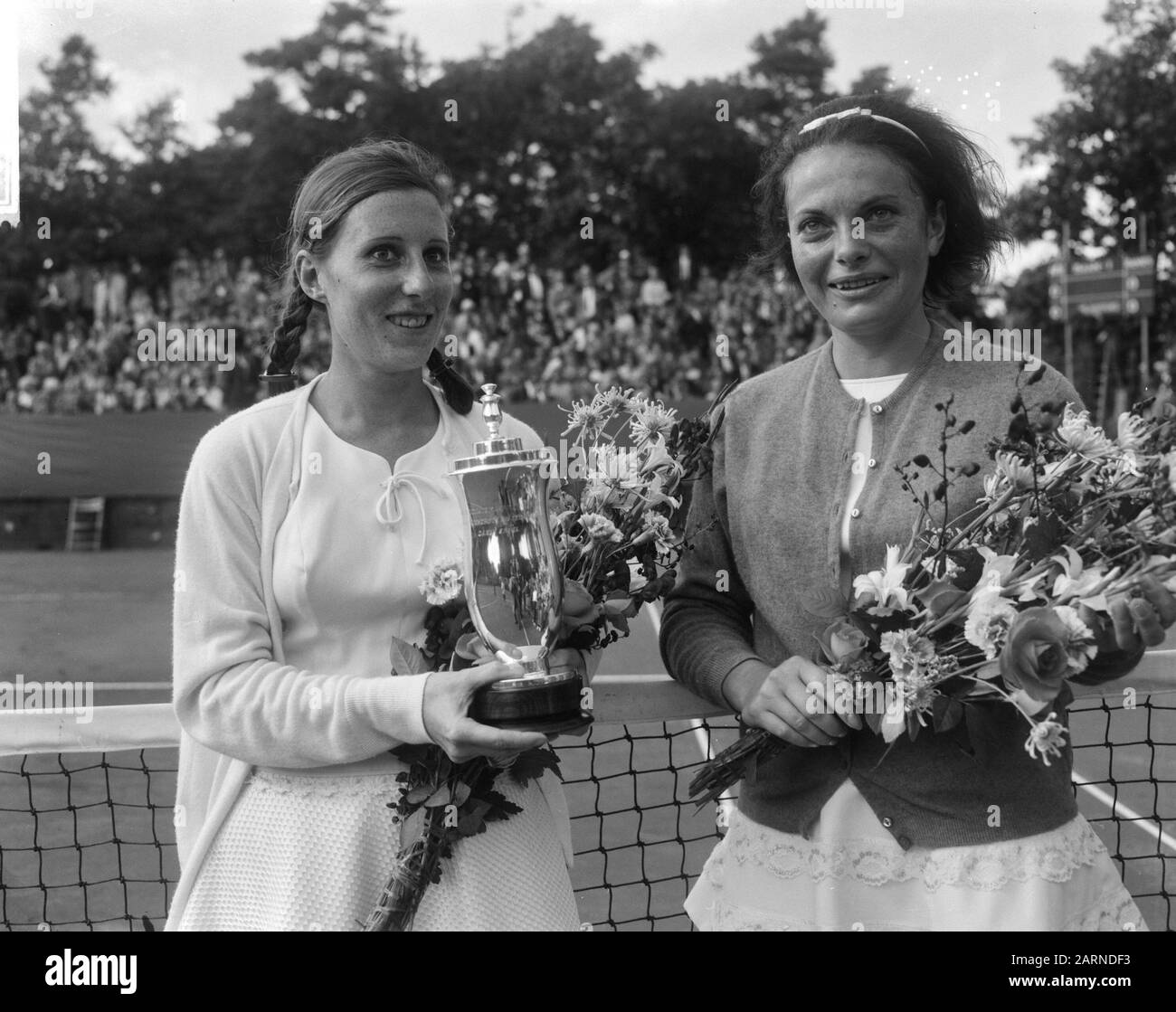Tennis a Hilversum, le donne single sinistra Miss F. Durr (Francia) con coppa, destra Miss E. Buding (Germania) Data: 25 Luglio 1965 Località: Germania, Francia, Hilversum Parole Chiave: Tennis, tazze Nome personale: E. Buding, F. Durr Foto Stock