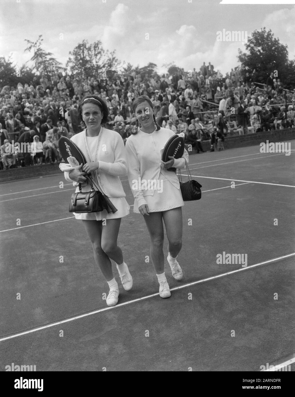 Tennis a Hilversum, le donne single sinistra Miss F. Durr (Francia) con coppa, destra Miss E. Buding (Germania) Data: 25 Luglio 1965 Località: Germania, Francia, Hilversum Parole Chiave: Tennis, tazze Nome personale: E. Buding, F. Durr Foto Stock