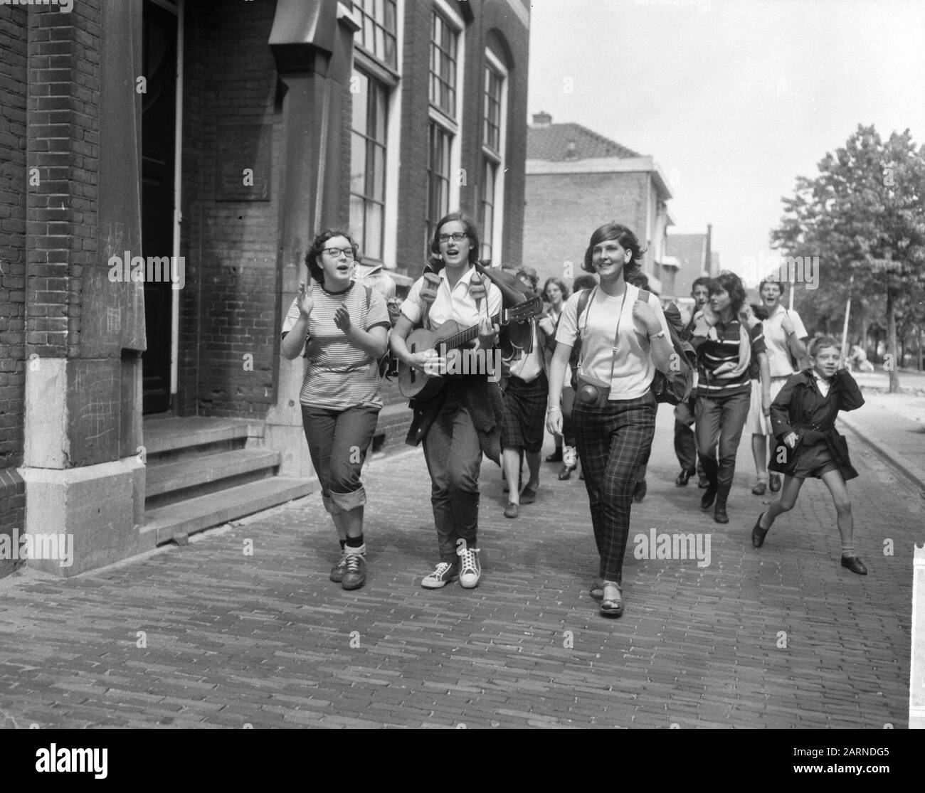 Tour compagni di San Francesco iniziato per 7 giorni tour a piedi iniziato a Zaandam, gli escursionisti sulla loro strada Data: 31 luglio 1965 Località: Noord-Holland, Zaandam, Zaanstad Parole Chiave: Footsteps Foto Stock