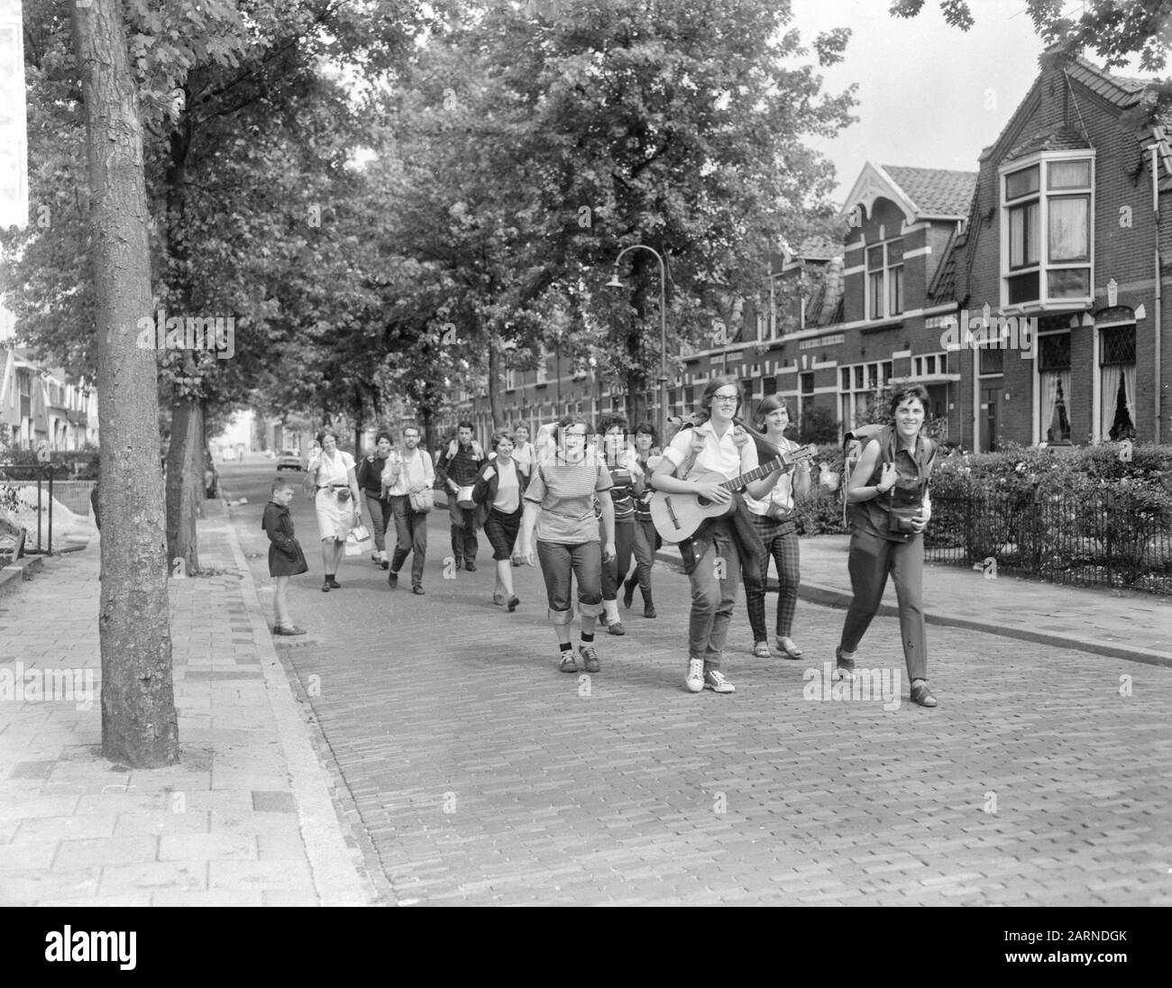 Tour compagni di San Francesco iniziato per 7 giorni tour a piedi iniziato a Zaandam Data: 31 luglio 1965 Località: Noord-Holland, Zaandam, Zaanstad Parole Chiave: Foottours Foto Stock