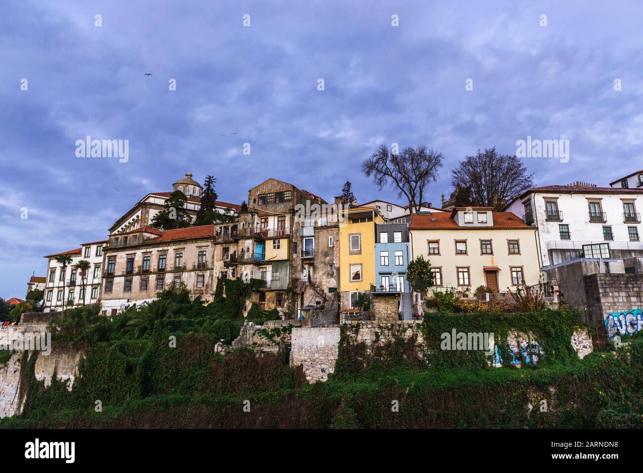 Fila di case di locazione sulla città vecchia di Porto città sulla penisola iberica, la seconda città più grande in Portogallo Foto Stock