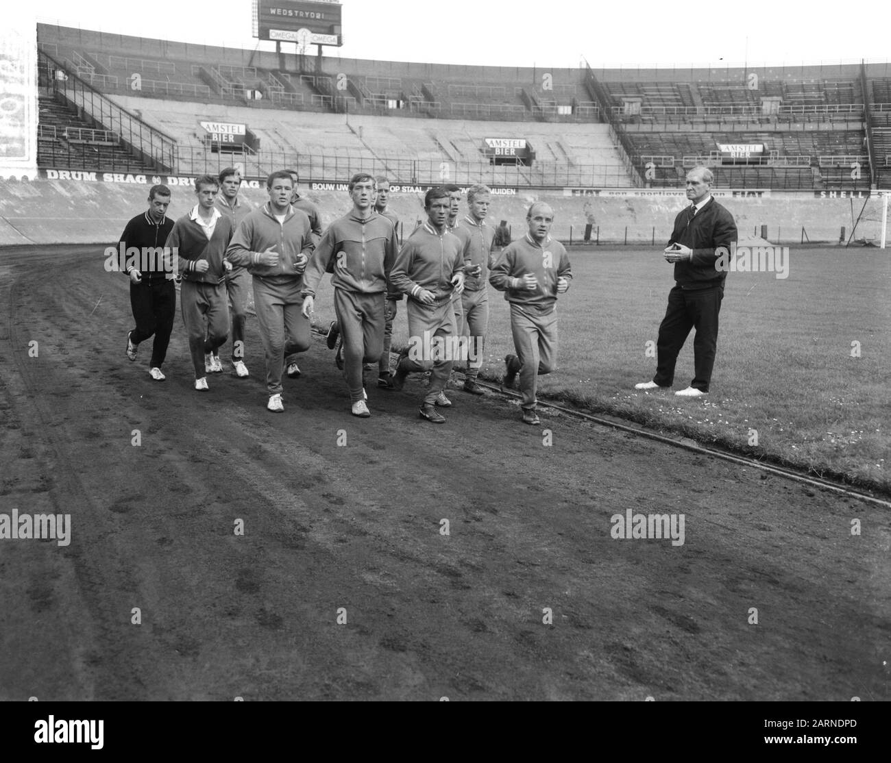 DWS in formazione, nel piano forestale, la squadra nello Stadio Olimpico Data: 3 agosto 1965 Parole Chiave: Sport, corsi di formazione, calciatori Nome istituzione: Olympic Stadium Foto Stock