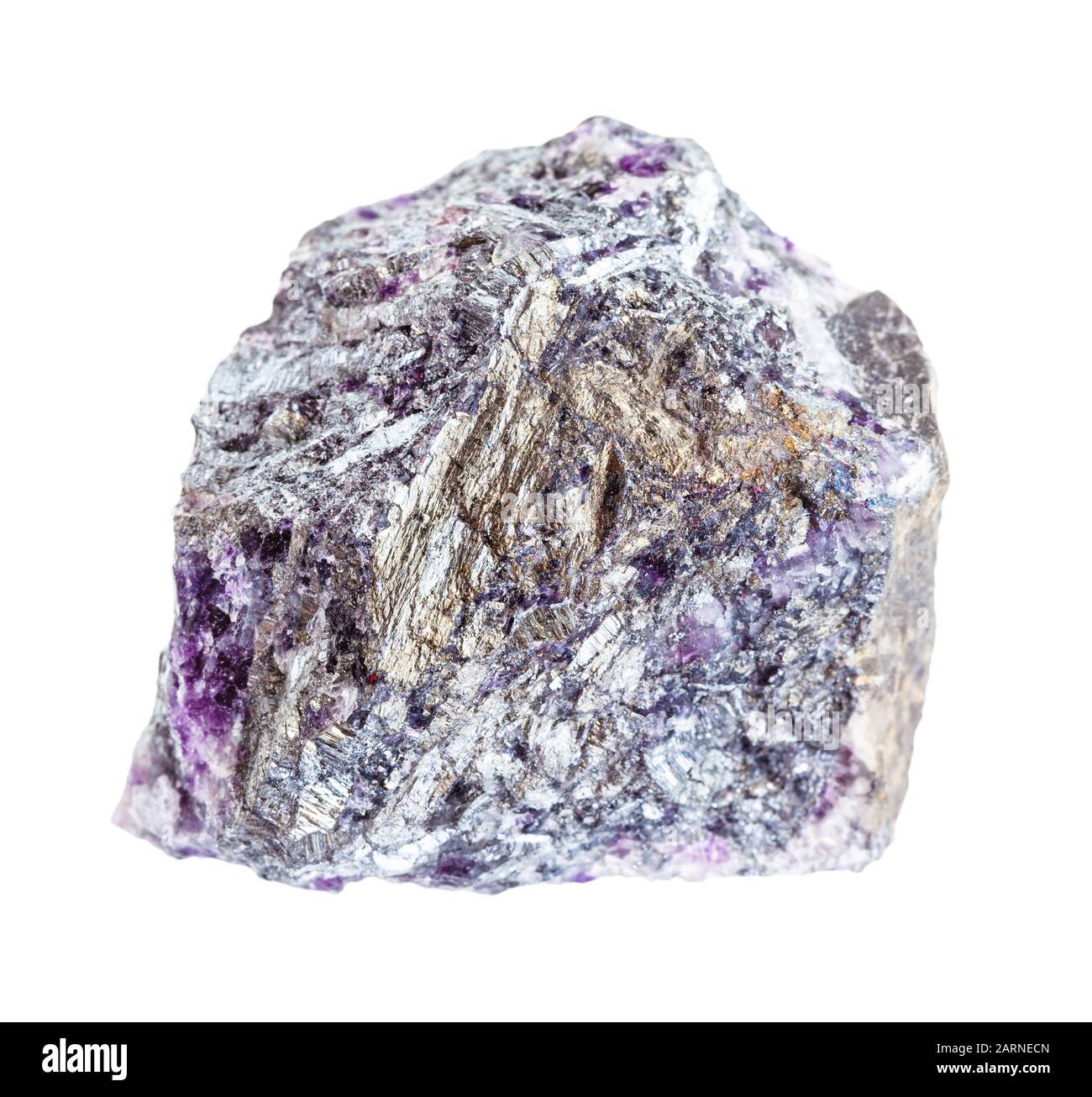 Closeup di campione di minerale naturale dalla raccolta geologica - Stibnite grezza (Antimonite) minerale con quarzo Amethyst isolato su sfondo bianco Foto Stock