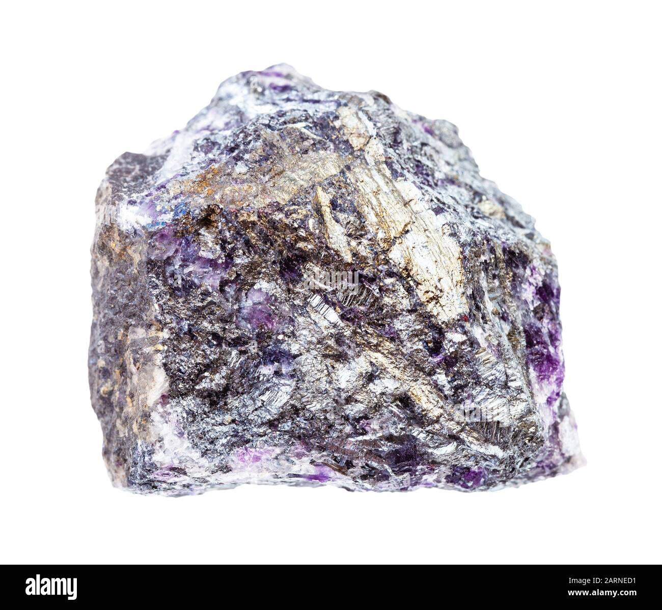 Closeup di campione di minerale naturale dalla raccolta geologica - Stibnite grezza (Antimonite) minerale con quarzo Amethyst isolato su sfondo bianco Foto Stock