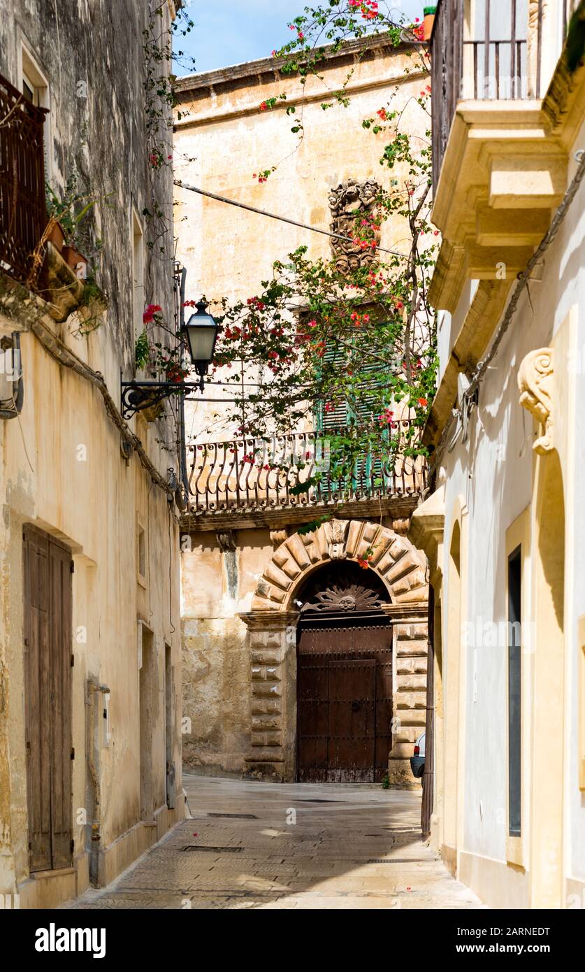 Suggestivo centro storico di Grottaglie famoso per le ceramiche artistiche. La città in provincia di Taranto, regione Puglia, Italia meridionale Foto Stock