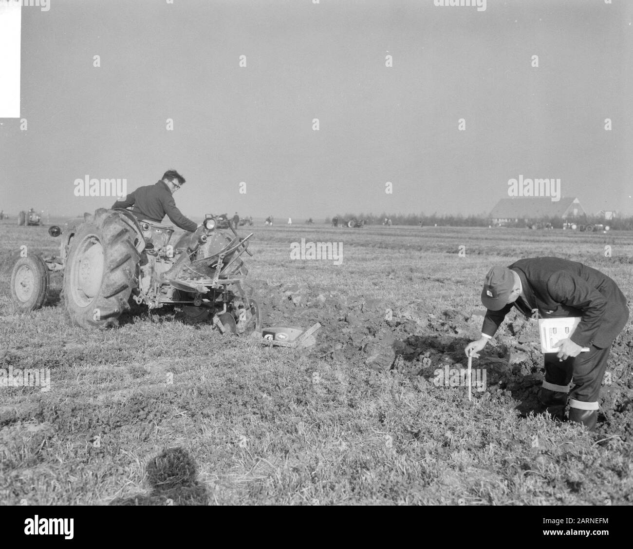 Nazionale di squadre 1965 a membri della giuria di Swifterbant che lavorano sulla misurazione della profondità dei solchi Data: 26 ottobre 1965 luogo: Flevoland, Swifterbant Parole Chiave: Arativo, coltivazione, attrezzi agricoli, trattori, concorsi Foto Stock