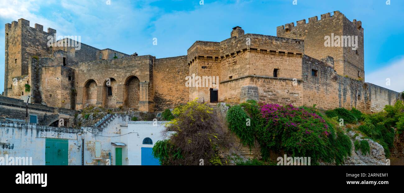 Antico castello dell'Episcopio nella città di Grottaglie famosa per le ceramiche artistiche. La città in provincia di Taranto, regione Puglia, Italia meridionale Foto Stock