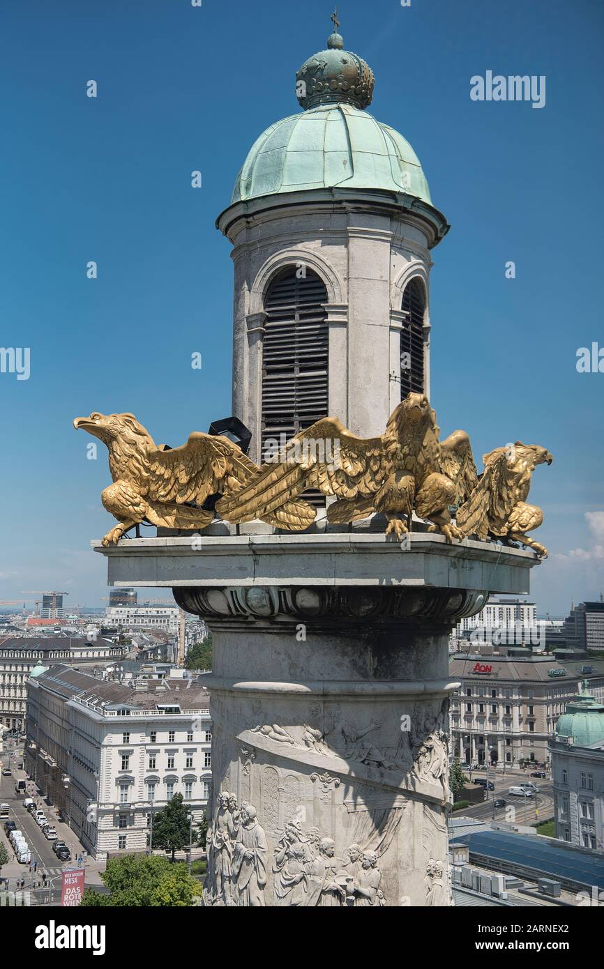 Vienna, Austria - 4 giugno 2019; Torre di Karlskirche con aquile d'oro un famoso punto di riferimento turistico a Vienna Foto Stock