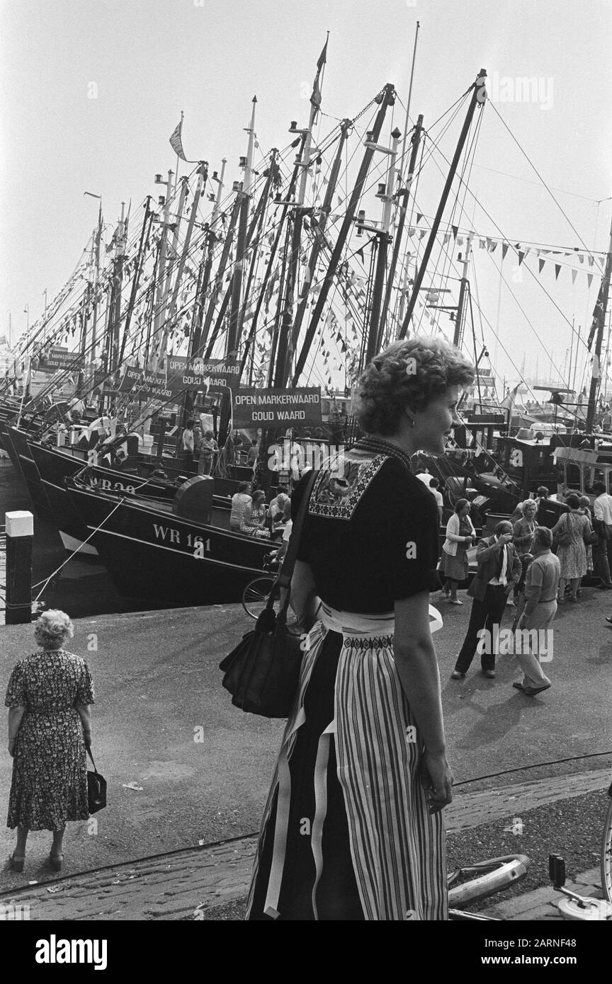 Manifestazione in Volendam dei Rand- en IJsselmeerfishers per mantenere aperto il Markerwaard Fisherwoman in costume Data: 8 settembre 1979 posizione: Noord-Holland, Volendam Parole Chiave: Dimostrazioni, costume, pescatori, porti di pesca Foto Stock