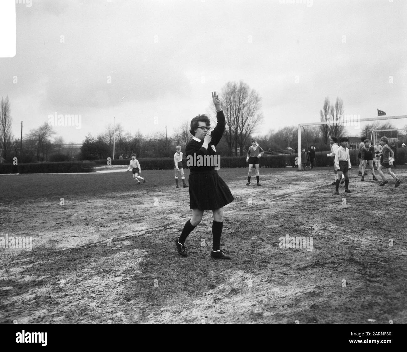 Torneo di calcio in prima partita a Amsterdam, femmina arbitro P. Koekoek Data: 6 aprile 1966 Località: Amsterdam, Noord-Holland Parole Chiave: Giri, arbitri, calcio scolastico, sport, tornei Nome personale: P. Cuckoo Foto Stock