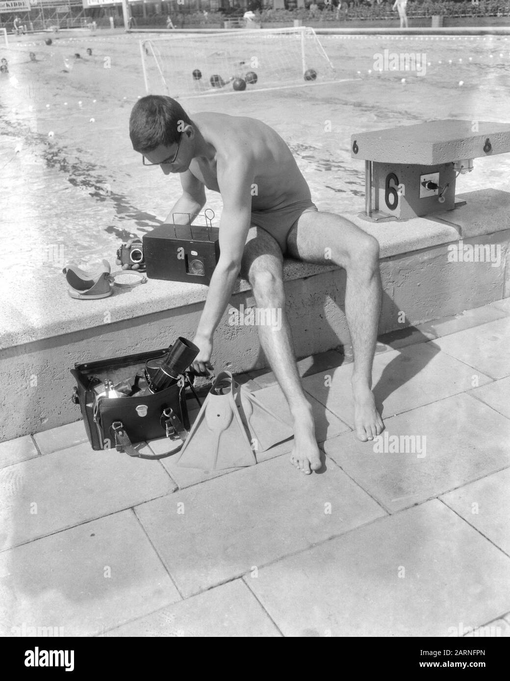 Ronnie Kroon con macchina fotografica subacquea Data: 18 agosto 1966 Parole Chiave: Macchine fotografiche, fotografi, piscine Nome personale: Crown, Ronnie Foto Stock