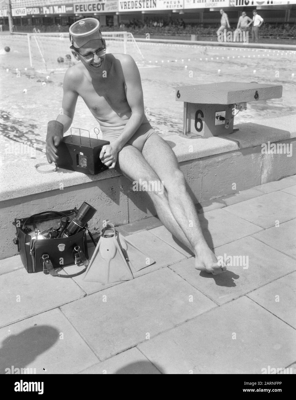 Ronnie Kroon con macchina fotografica subacquea Data: 18 agosto 1966 Parole Chiave: Macchine fotografiche, fotografi, piscine Nome personale: Crown, Ronnie Foto Stock