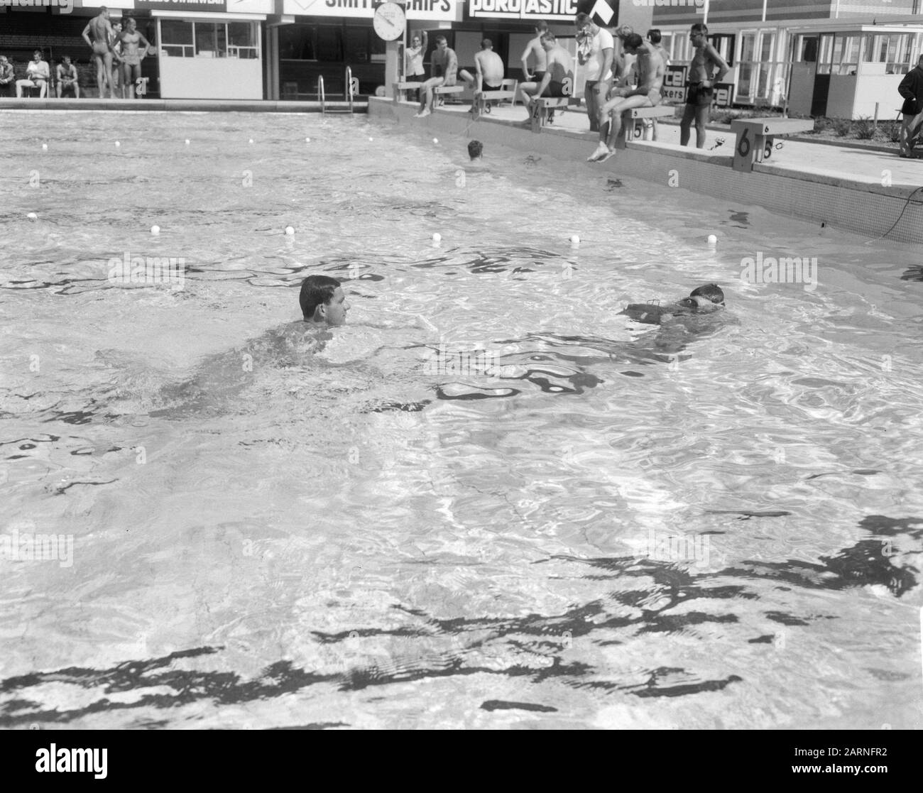 Ronnie Kroon con macchina fotografica subacquea Data: 18 agosto 1966 Parole Chiave: Macchine fotografiche, fotografi, piscine Nome personale: Crown, Ronnie Foto Stock