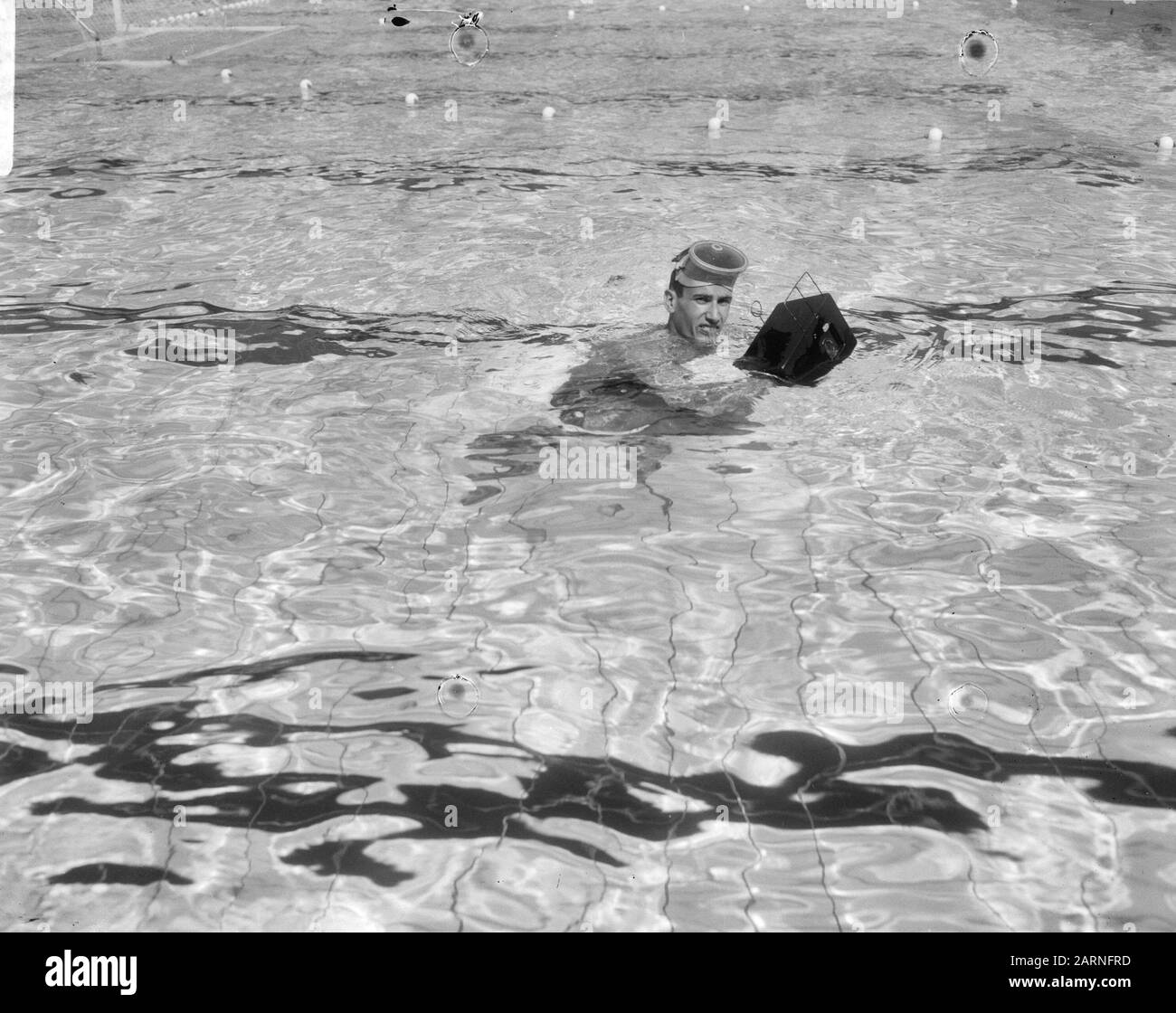 Ronnie Kroon con macchina fotografica subacquea, Corona con macchina fotografica Data: 18 agosto 1966 Parole Chiave: Macchina fotografica, fotografi, piscine Nome personale: Crown, Ronnie Foto Stock